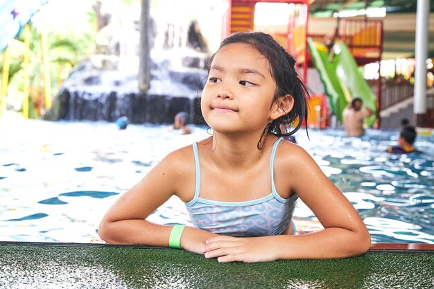 Photo girl looking away in swimming pool