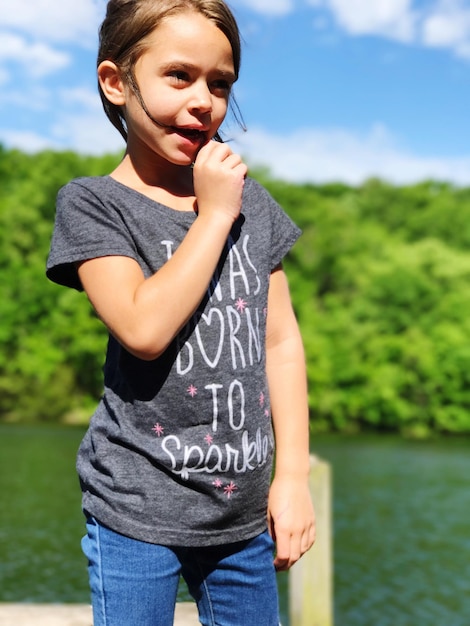 Photo girl looking away while standing by river