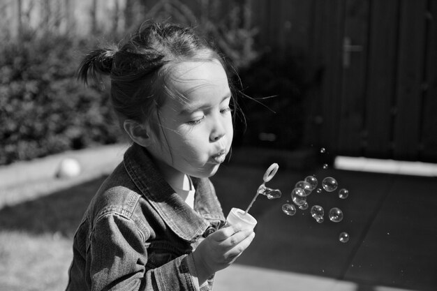 Photo girl looking at bubbles