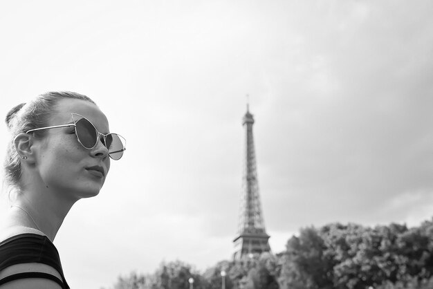 Ragazza che guarda la torre eiffel a parigi francia