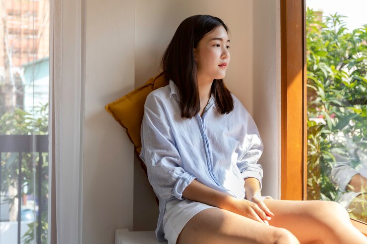 Photo 여자는 창 밖을보고.