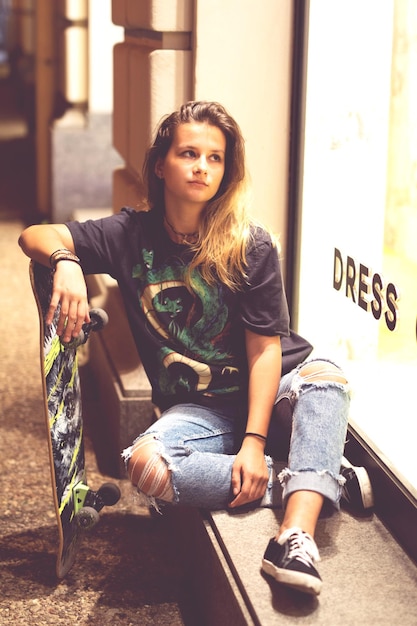 Photo girl looking way while sitting on window