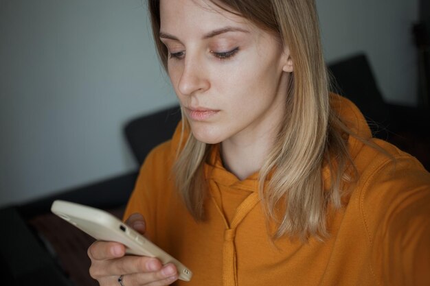 Foto una ragazza guarda il suo phonexa