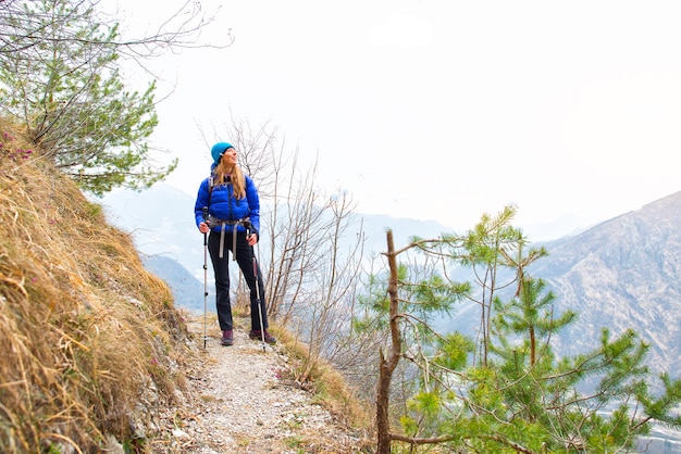 登山道でのトレッキング中に女の子が景色を見る