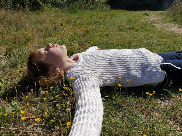 Foto ragazza sdraiata sull'erba