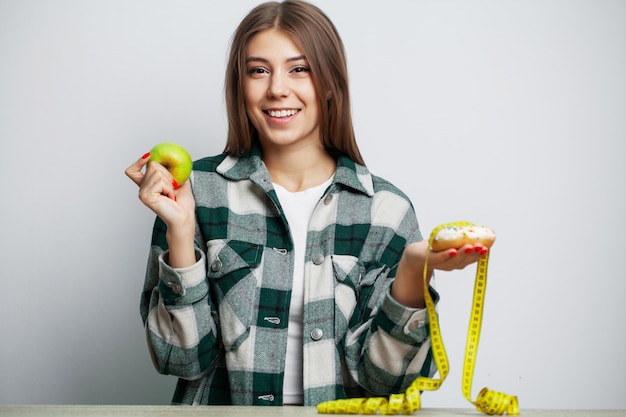 女の子は健康的な食品と有害な食品のどちらかを選択します