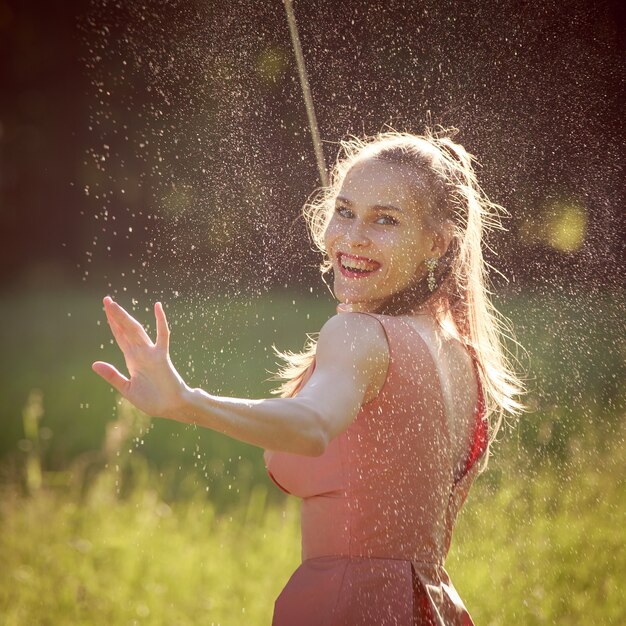 Foto una ragazza fa grandi bolle di sapone nel parco