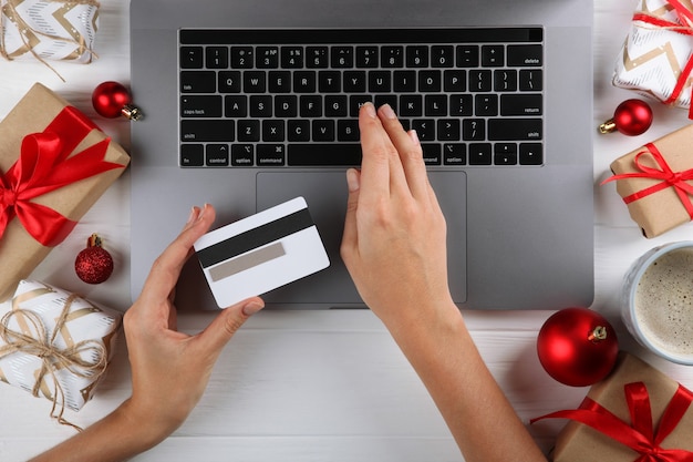 Девушка делает рождественские покупки онлайн рождественские покупки