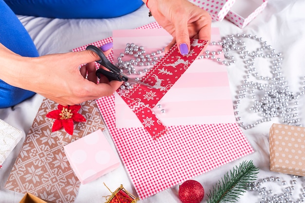 Ragazza che fa le cartoline di natale e le decorazioni per la famiglia e l'albero di natale. celebrazioni, festa di compleanno, regali,