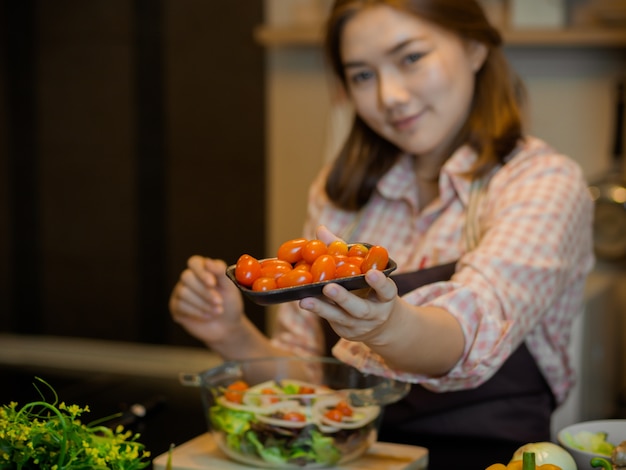 女の子、クリーンな食べ物、サラダ、キッチン、コンセプト