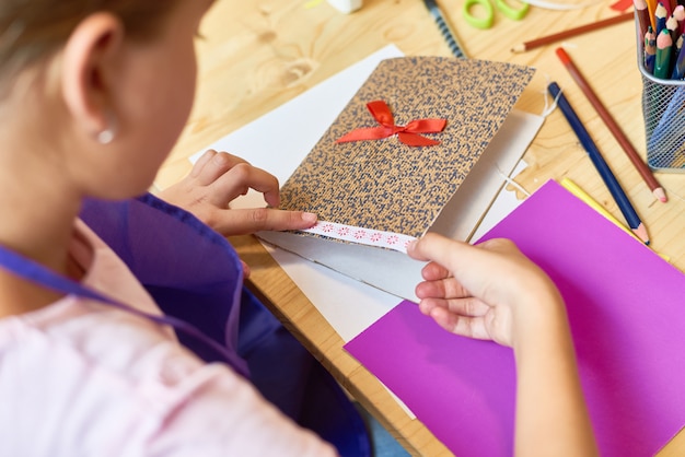 Foto ragazza che fa la carta fatta a mano per la mamma