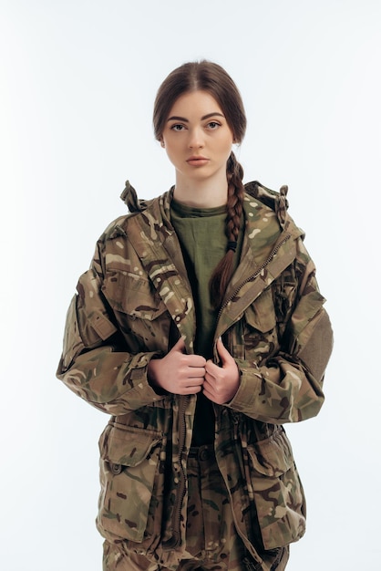 Foto ragazza in uniforme militare guerra ucraina in ucraina bucha su sfondo bianco