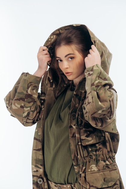 Ragazza in uniforme militare guerra ucraina in ucraina bucha su sfondo bianco