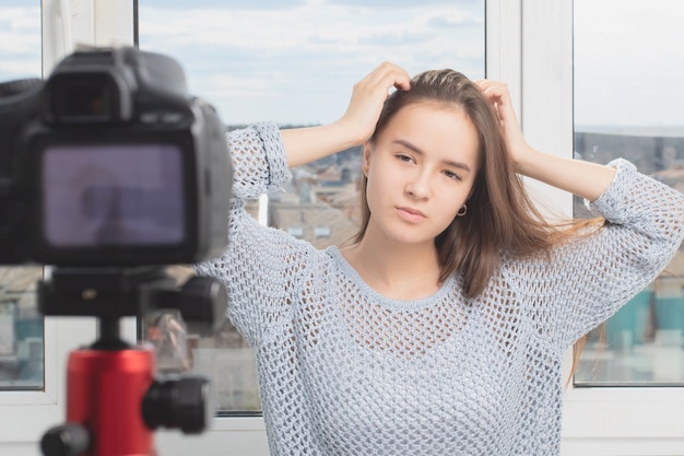 写真撮影のためにポーズの女の子モデル