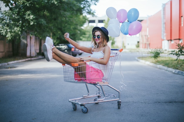 Foto giorno d'estate nera moderna ragazza