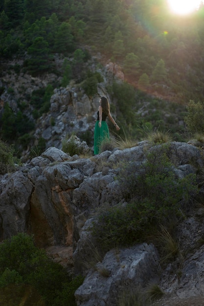 Foto ragazza in montagna