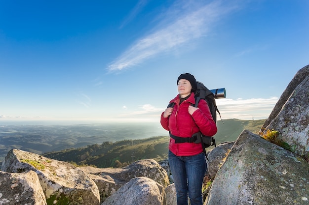 La ragazza in montagna in autunno in un'escursione.