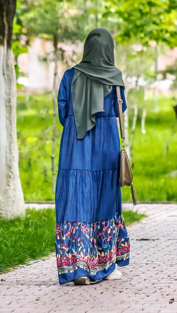 Photo girl in a muslim dress in a city park in spring