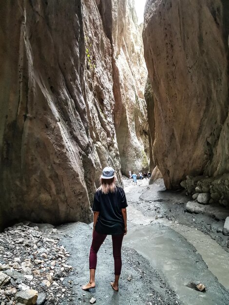 ダゲスタン共和国の日光と狭い山の峡谷カラダフの女の子2021年6月