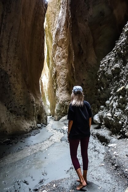 ダゲスタン共和国の日光と狭い山の峡谷カラダフの女の子2021年6月