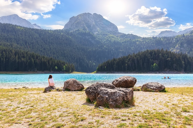 몬테네그로 Durmitor 산의 검은 호수 근처 소녀.