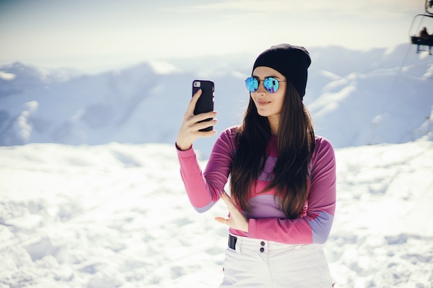 Ragazza vicino alle montagne