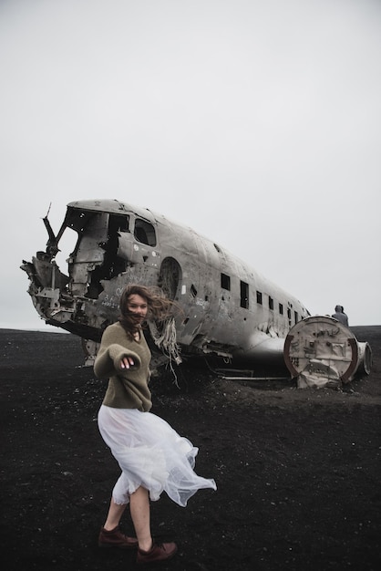 アイスランドのSolheimasandurの飛行機の近くの女の子