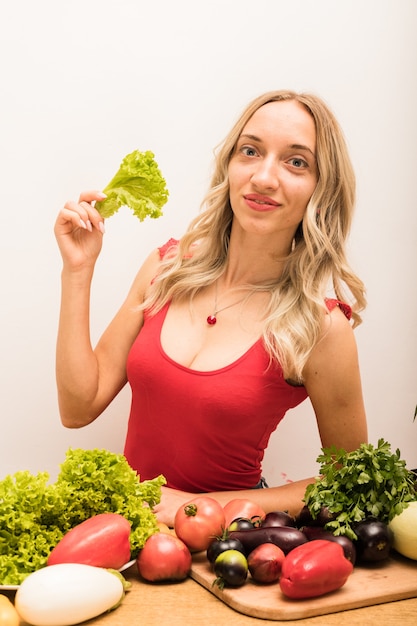 La nutrizionista della ragazza si siede a un tavolo con le verdure