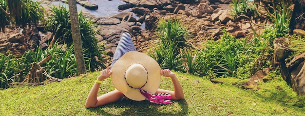 Photo girl on the ocean in a hat