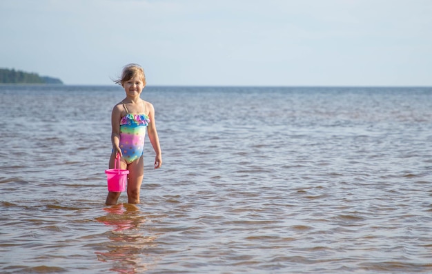 写真 ビーチで水中で楽しんでいるヨーロッパ人の外見の女の子