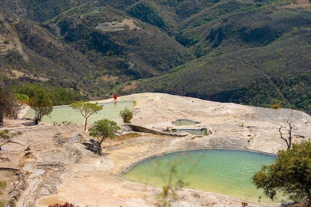 사진 멕시코의 하 산 꼭대기에서 푸른 호수와 이 있는 소녀 hierve del agua