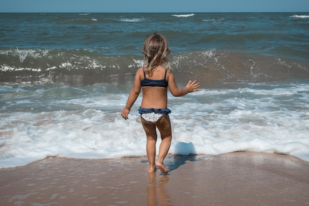 写真 海で休暇中の女の子スパ水泳レッスン休暇水処理の概念