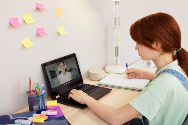 Foto ragazza in classe online colpo medio