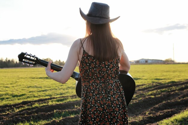 Photo girl outdoor field sunset texas hat