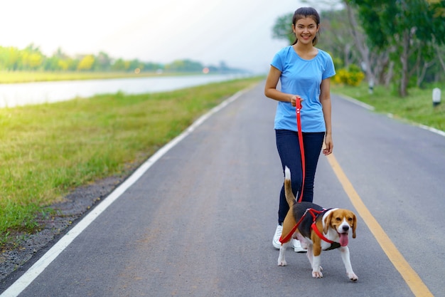 彼女の犬と一緒に道路上の女の子