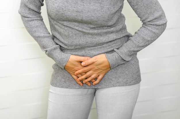 Ragazza dolore all'inguine. problemi medici o ginecologici, assistenza sanitaria. concetto di igiene della salute.