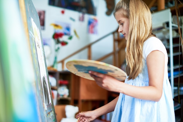 Foto ragazza che dipinge in classe d'arte