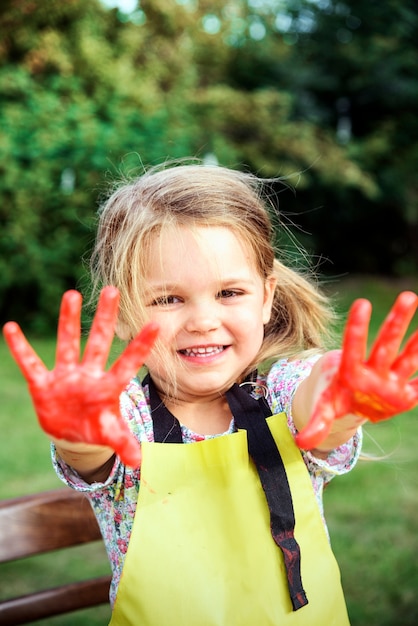 Concetto della scuola dell'artista della pittura della ragazza