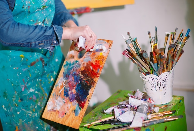 Foto ragazza in studio di pittura