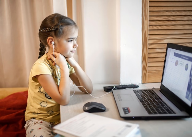 Photo girl in pajama trousers studying during online lesson