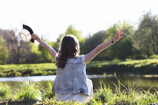 Foto ragazza nel parco la sera di una giornata di sole in primavera