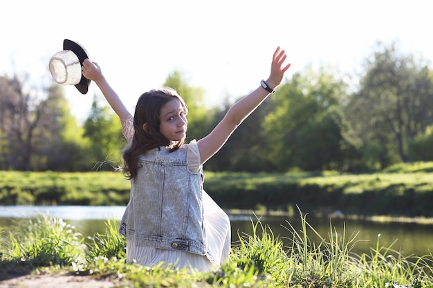 Ragazza nel parco la sera di una giornata di sole in primavera