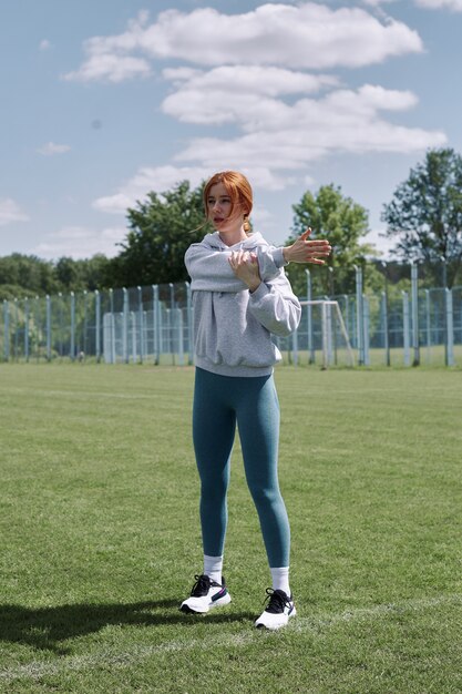 Photo girl in the park goes in for sports