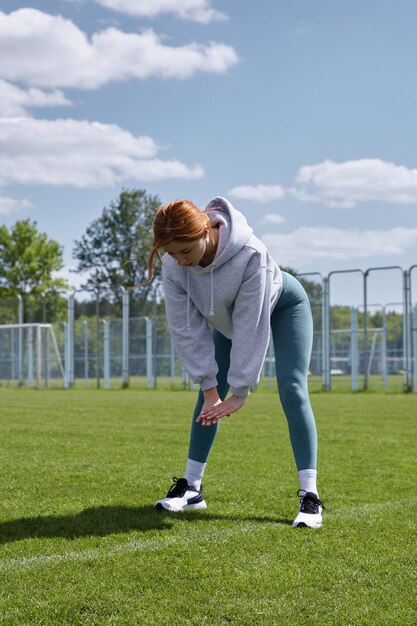 Photo girl in the park goes in for sports