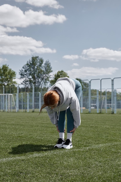 Photo girl in the park goes in for sports