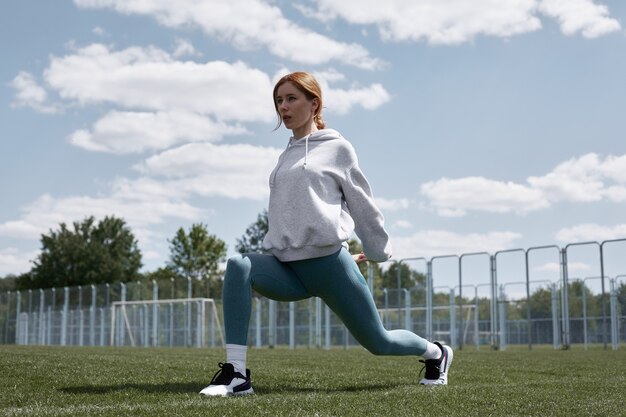 Photo girl in the park goes in for sports