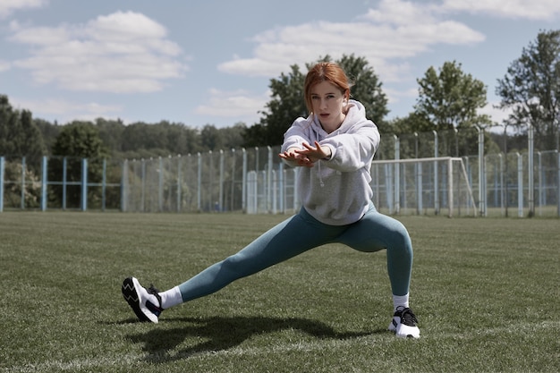 公園の女の子がスポーツに行く