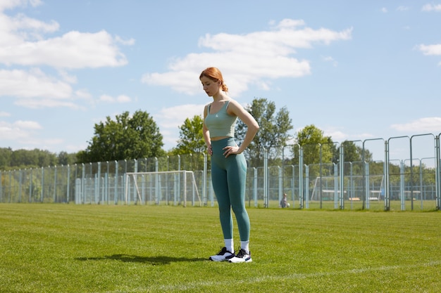 公園の女の子がスポーツに行く