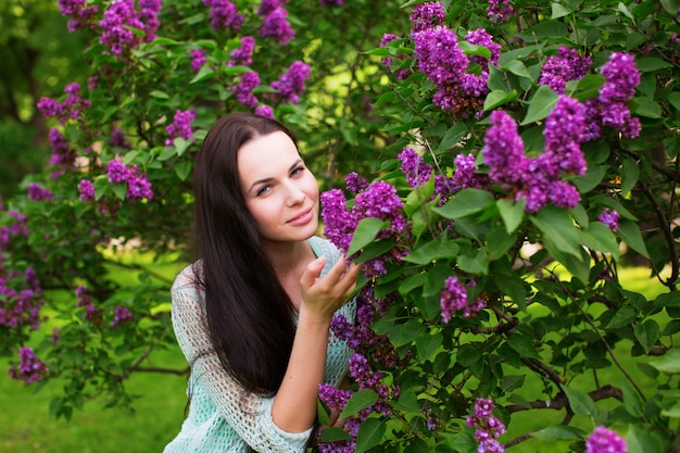 Foto ragazza nel parco. donna all'aperto.