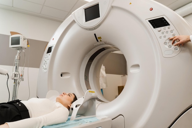 Фото Пациентка делает компьютерную томографию, рентгеновское исследование опухоли головы в кабинете компьютерной томографии компьютерная томография головного мозга женщины в медицинской клинике